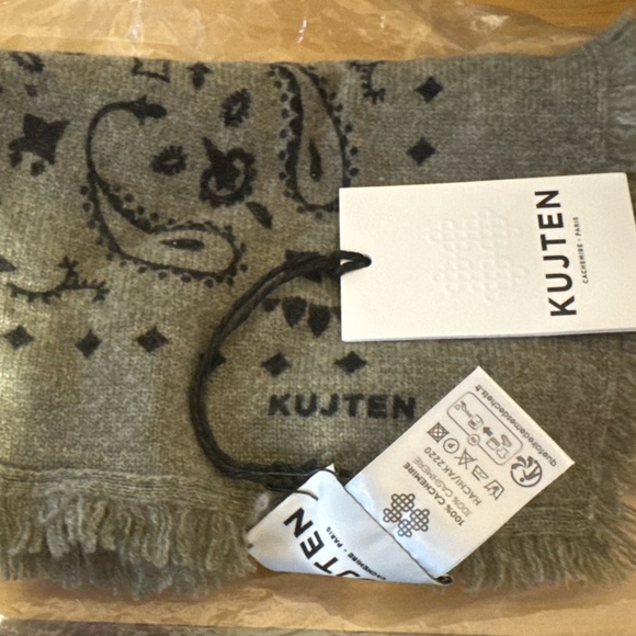 NWT KUJTEN SMALL BANDANA HACHI KAKI
Small Cashmere Bandana - Picture 2 of 2
